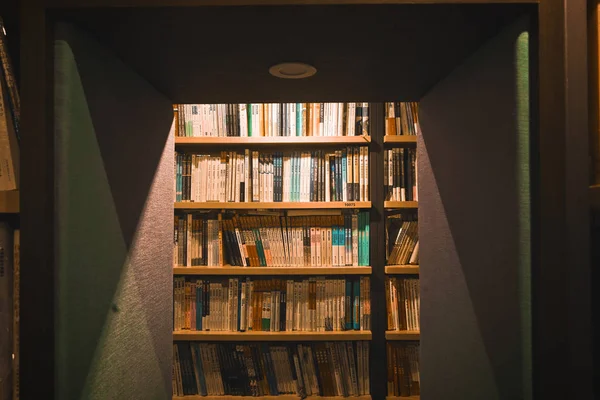 Βιβλιοπωλείο Εσωτερικό Βιβλιοθήκης Βιβλία Στα Ράφια — Φωτογραφία Αρχείου