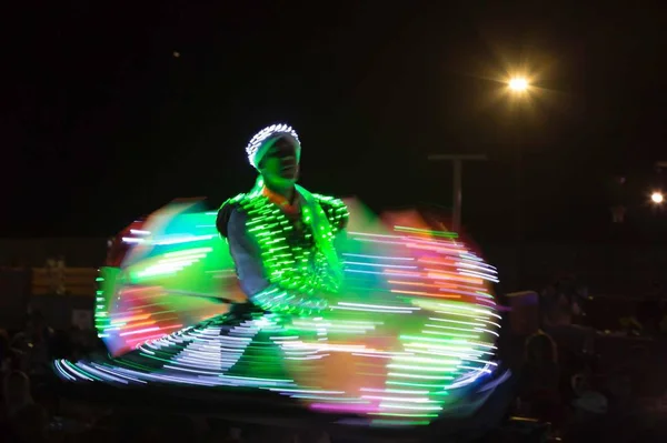 Mujer Las Luces Noche Ciudad — Foto de Stock