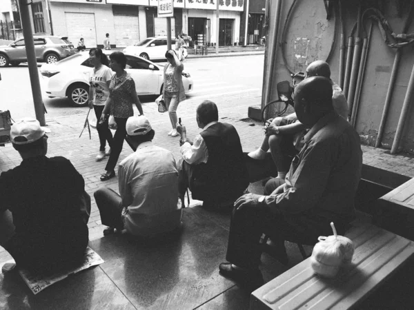 Imagen Blanco Negro Una Multitud Personas Calle — Foto de Stock