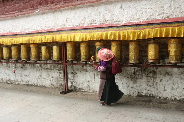 Gadis Dalam Kostum Kuil Itu — Stok Foto