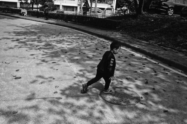Foto Blanco Negro Joven Traje Caminando Por Playa — Foto de Stock