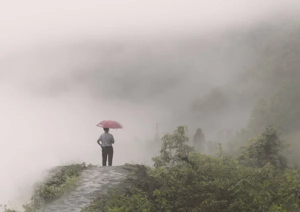 Empresário Caminhando Chuva — Fotografia de Stock