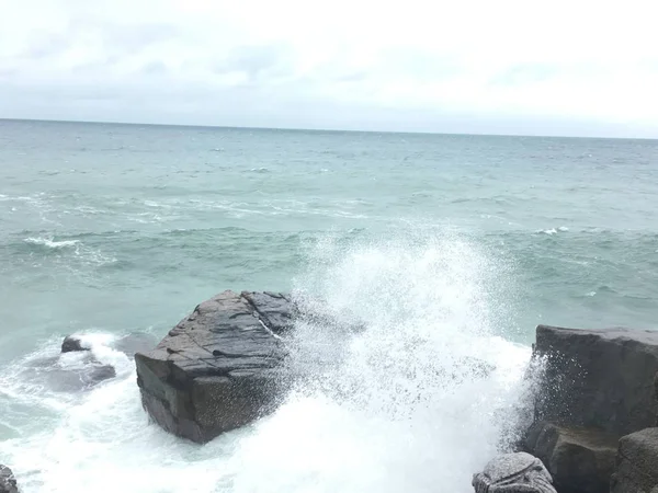 Olas Chocando Contra Las Rocas — Foto de Stock