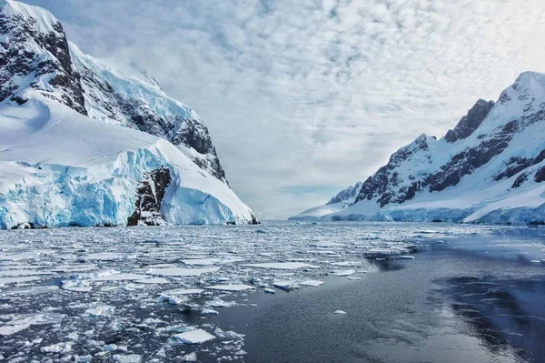 얼어붙은 빙산이 — 스톡 사진