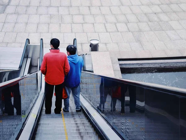 Gente Caminando Por Ciudad — Foto de Stock