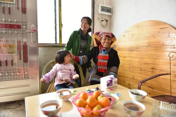 Familia Feliz Desayunando Cocina — Foto de Stock