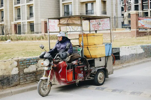 Hombre Montando Scooter Ciudad — Foto de Stock