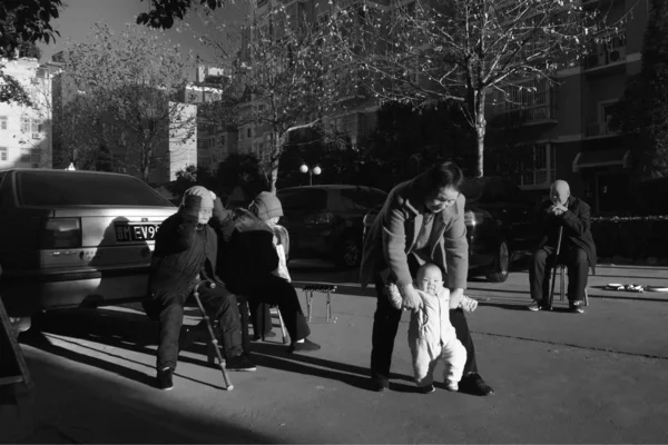 Foto Blanco Negro Una Joven Pareja Caminando Por Ciudad — Foto de Stock