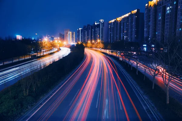 夕暮れ時の夜の交通の動きのブラー — ストック写真