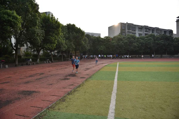 Mujer Joven Parque Con Una Mochila — Foto de Stock