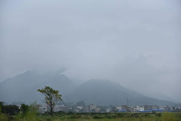 Hermoso Paisaje Con Niebla Montañas — Foto de Stock