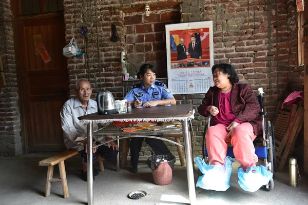 Familia Asiática Sentada Mesa Delante Una Casa Madera — Foto de Stock