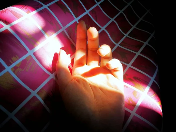 Hand Met Een Gloeiende Gloeilamp — Stockfoto