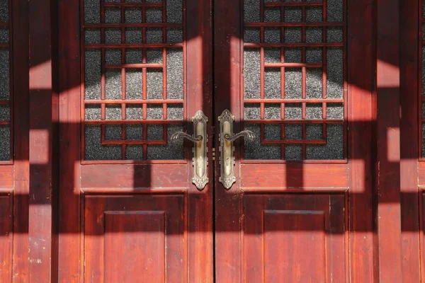 Stare Drewniane Drzwi Czerwoną Rączką — Zdjęcie stockowe