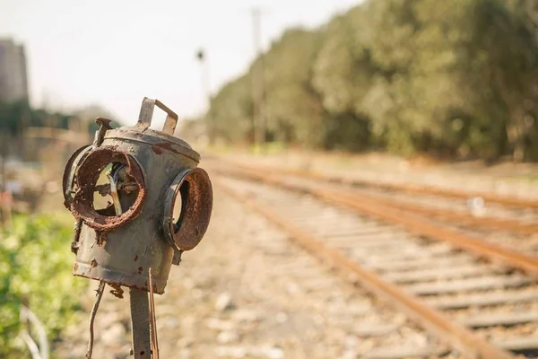 Velho Trem Metal Enferrujado Uma Estação Ferroviária — Fotografia de Stock