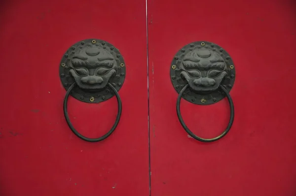 Червоні Двері Замком Дерев Яному Фоні — стокове фото