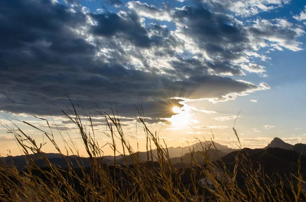 Hermoso Atardecer Las Montañas — Foto de Stock