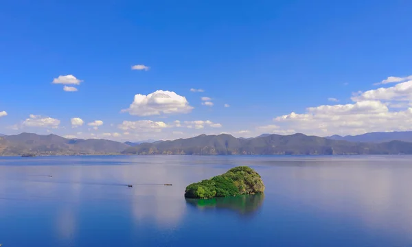 Красивий Краєвид Озером Блакитним Небом — стокове фото