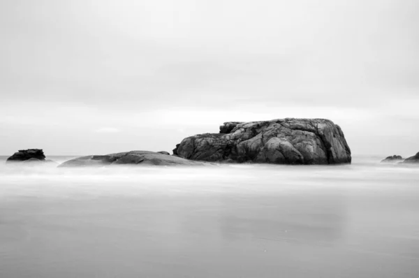 Hermoso Paisaje Marino Con Rocas Nubes — Foto de Stock