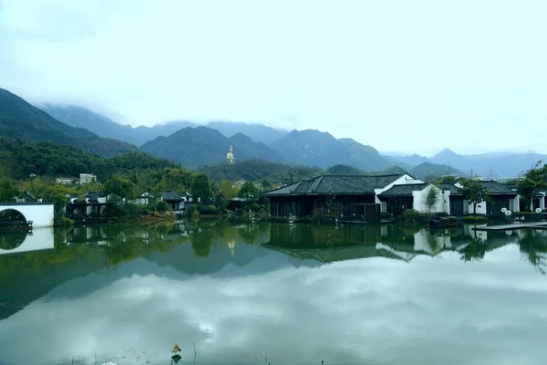 Lago Las Montañas Del Pueblo Por Mañana — Foto de Stock