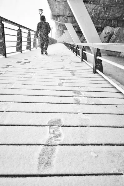 Foto Blanco Negro Una Joven Caminando Por Puente — Foto de Stock