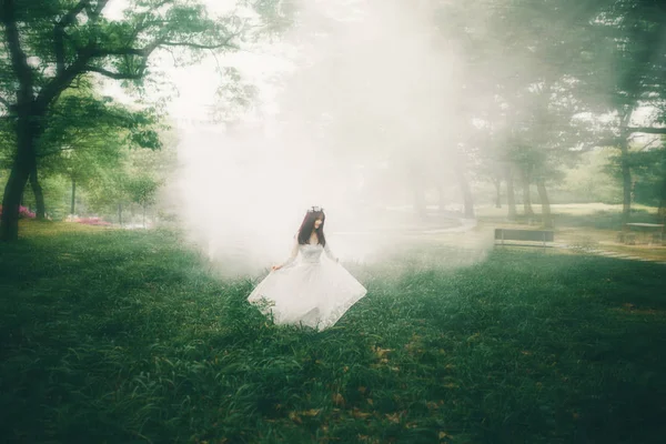 흰옷을 공원에서 포즈를 취하는 아름다운 — 스톡 사진