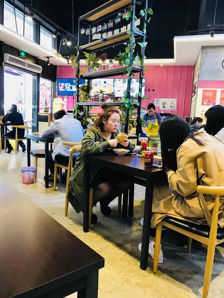 Mujer Joven Sentada Mesa Comiendo Comida — Foto de Stock