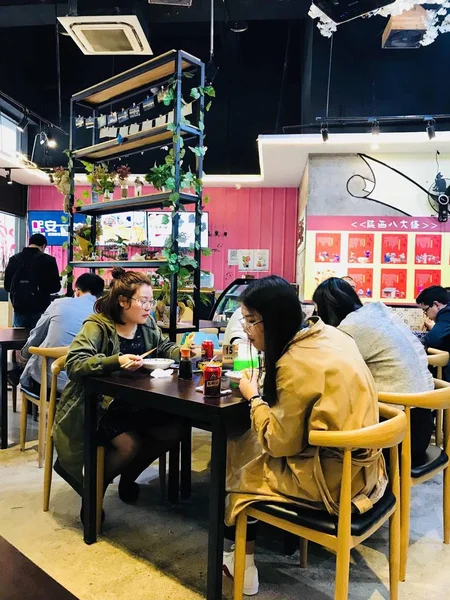 Dos Chicas Están Comiendo Pizza Café — Foto de Stock