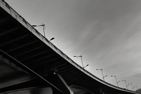 Černobílá Fotografie Mostu Městě — Stock fotografie