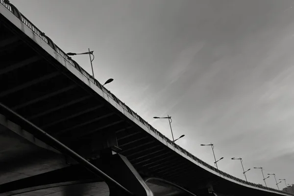 Foto Blanco Negro Del Puente Ciudad — Foto de Stock