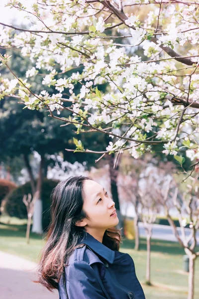 Красивая Молодая Азиатка Позирует Цветущем Саду — стоковое фото