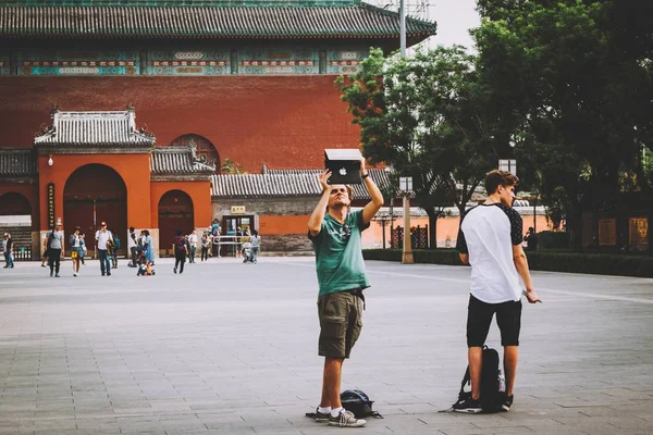 Turistas Asiáticos Con Una Mochila Una Atracción Turística Ciudad — Foto de Stock