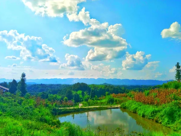 Hermoso Paisaje Con Lago Cielo Azul — Foto de Stock