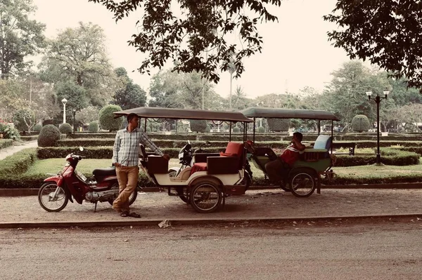 Pareja Joven Montando Paseo Moto Parque — Foto de Stock