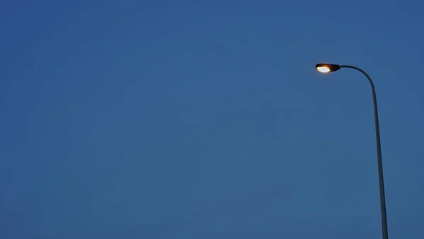 Primer Plano Globo Azul Con Una Turbina Eólica —  Fotos de Stock