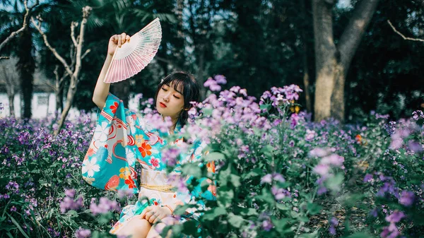 Bela Mulher Asiática Flor Cereja Jardim — Fotografia de Stock