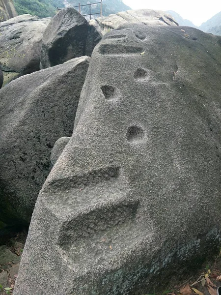 Escultura Piedra Hombre Sobre Las Rocas — Foto de Stock
