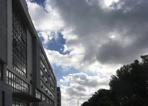 Edificio Moderno Con Cielo Nublado — Foto de Stock