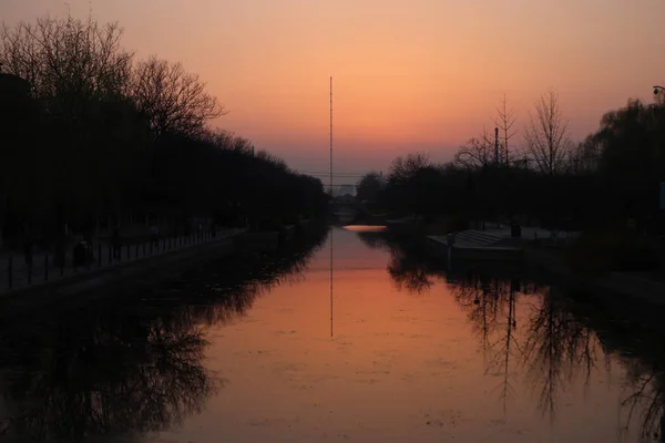 Puesta Sol Sobre Lago Por Noche — Foto de Stock