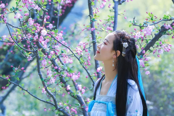 Schöne Asiatische Frau Die Tagsüber Garten Mit Kirschblüten Steht — Stockfoto
