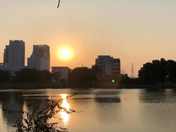 Puesta Sol Sobre Río Ciudad Bangkok Tailandia — Foto de Stock
