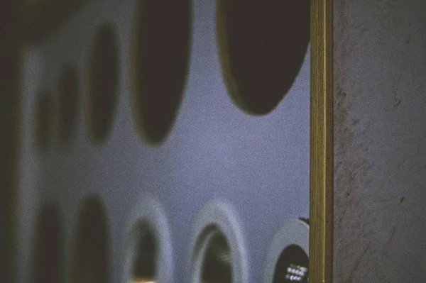 Eine Metalloberfläche mit einer schwarz-weißen — Stockbild Eine Metalloberfläche Mit Einer Schwarz Weißen — Stockfoto