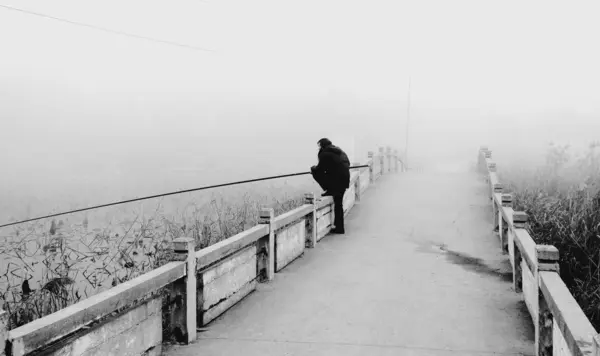 Мужчина Женщина Идут Мосту Тумане — стоковое фото