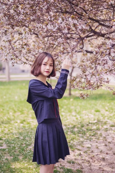 Красивая Молодая Азиатка Весеннем Цветущем Саду — стоковое фото