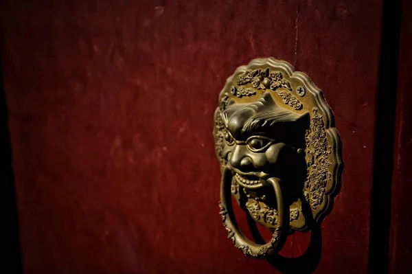 Chinese Lion Head Door Knocker — Stock Photo, Image