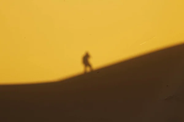 Silhouet Van Een Man Vrouw Die Woestijn Wandelen — Stockfoto