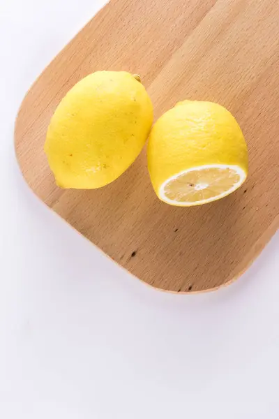Limón Sobre Tabla Cortar Madera — Foto de Stock