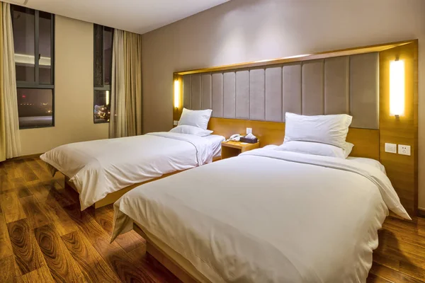 Bir Otel Odasında Lüks Bir Yatak Odası — Stok fotoğraf