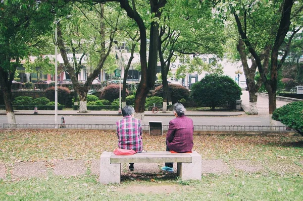 Joven Sentado Banco Parque — Foto de Stock