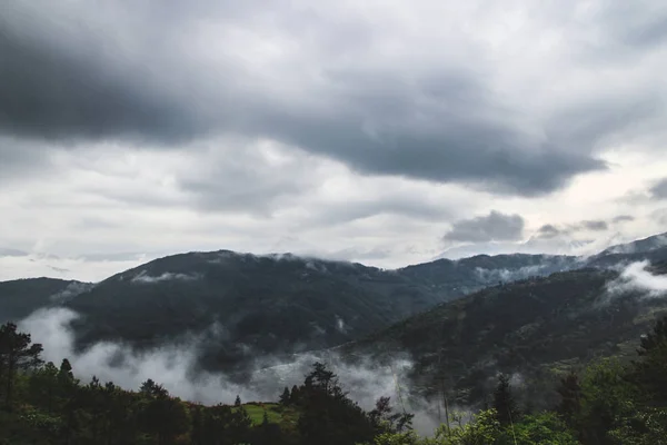 Paisagem Montanhosa Com Nuvens Céu Nublado — Fotografia de Stock